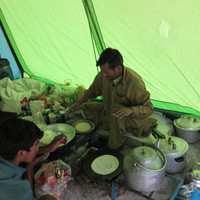 IMG_1310.jpg <span><strong>Kasim und Ali im Küchenzelt, zaubern gerade chapati </strong><span class=>© Timo Moser</span></span>