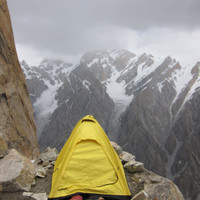 IMG_1452.jpg <span><strong>Der Schnee war schnell wieder weg, mancheiner glaubte unterm Zelt mehr Platz zu finden </strong><span class=>© Timo Moser</span></span>