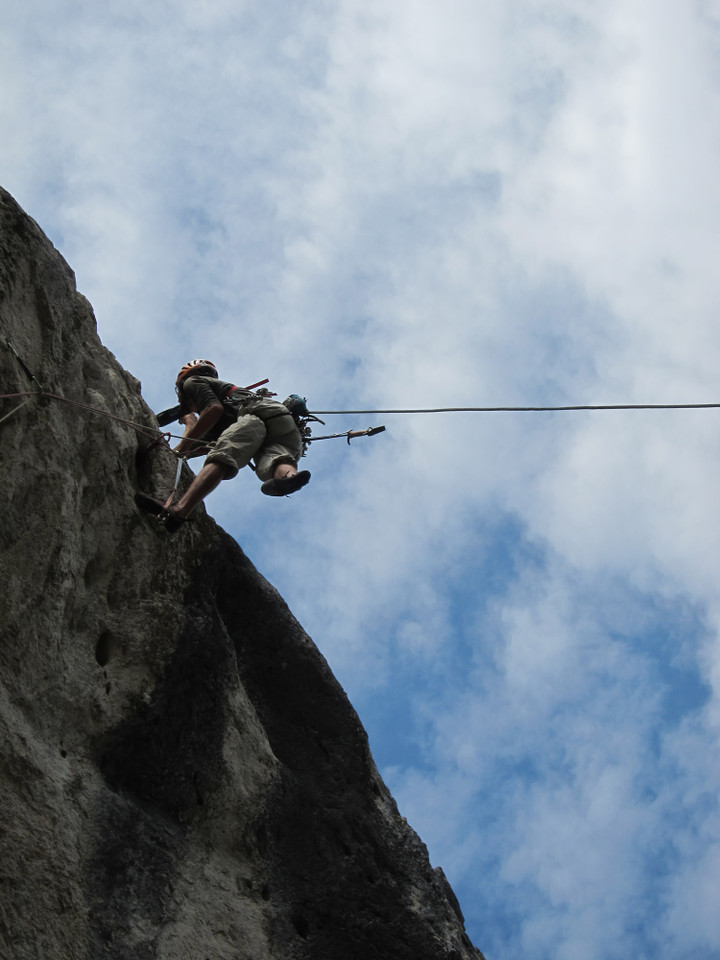 <span><strong>Timo bohrt die Schlüsselstelle der ersten Länge ein</strong> <span class=>© Felix Autor</span></span>