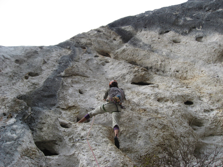 <span><strong>Lochkletterei in der Einstiegslänge</strong> <span class=>© Felix Autor</span></span>