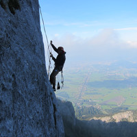 <span><strong>Rudi beim Jumarn in der dritten Seillänge mit Stadtblick</strong> <span class=>© Timo Moser</span></span>
