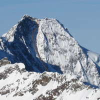 <span><strong>Wandfoto mit Routenverlauf der Dreiherrenspitze Nordwand </strong><span class=>© Timo Moser</span></span>