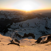 sonnenuntergang-eiger-westseite.jpg <span>Rutschend gehts der Sonne entgegen.</span>