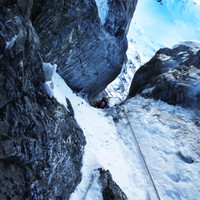 wasserfallkamin.jpg <span><strong>Timo durchschlürft den Wasserfallkamin</strong> <span class=>© Roli Striemitzer</span></span>