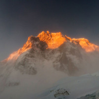 <span>Erster Blick in die mit Morgenlicht beleuchtete Grandes Jorasses Nordwand.</span>