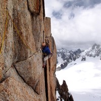 <span>Knackige Querung vor der nassen Schlüsselseillänge © Stefan Brunner</span>