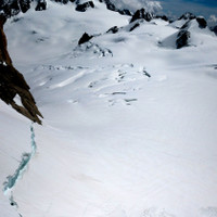 <span>Lässige seichte Riss- Plattenkletterei</span>