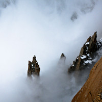 <span>Skurrile Zackenformationen aus den Dunstwogen.</span>