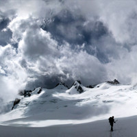 <span><span>Ein Wolkengebirge über dem Gebirge.</span><br /></span>