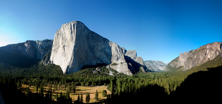 <span><strong>El Cap und die Meadows. Zur leichteren Zuordnung der Route: Die Schwarze Fläche in der schattigen Wand wird Amerika genannt, links davon ist der Pacific Ocean, rechts davon der Atlantik</strong> <span class=>© Timo Moser</span></span>