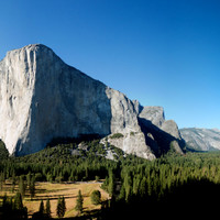 img_6241.jpg <span><strong>El Cap und die Meadows. Zur leichteren Zuordnung der Route: Die Schwarze Fläche in der schattigen Wand wird Amerika genannt, links davon ist der Pacific Ocean, rechts davon der Atlantik</strong> <span class=>© Timo Moser</span></span>