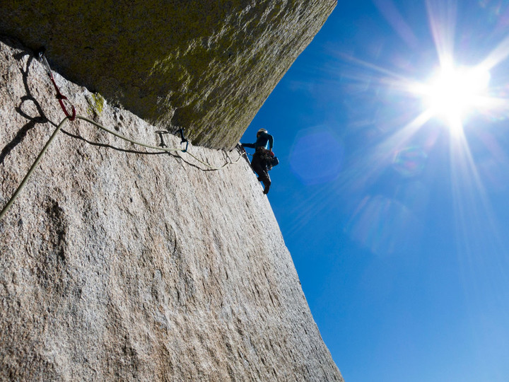 <span><strong>Fünfte Länge, viele Tritte für eine solide Free-Solo-Begehung </strong>© Timo Moser</span>