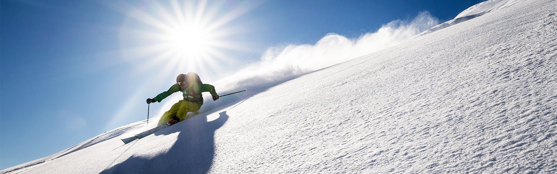 Freerider am Arlberg bei Abfahrt mit Sonnenschein