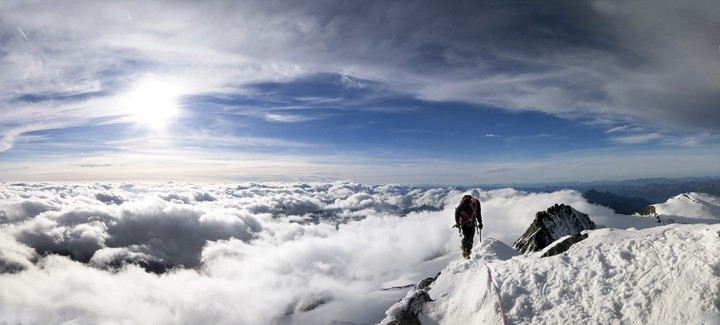 Flo am Gipfelgrat über den Wolken