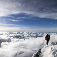 Flo am Gipfelgrat über den Wolken