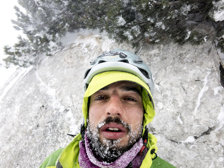 <span><strong>Felix prüft die Isolationskraft eines Männerbartes</strong> </span><span><span class=>© Timo Moser<br /></span></span>