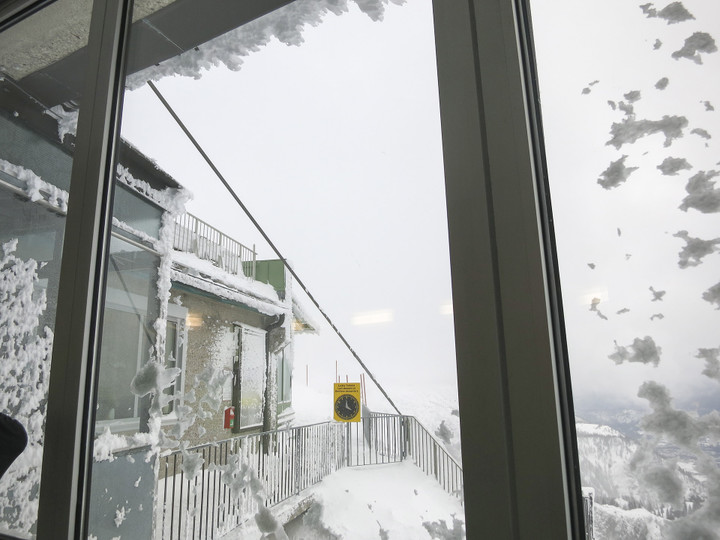 <strong>Ungemütliche Stimmung draußen - nur wiederwillig verlassen wir die warme Gipfelstation </strong><span><span class=>© Timo Moser</span></span>