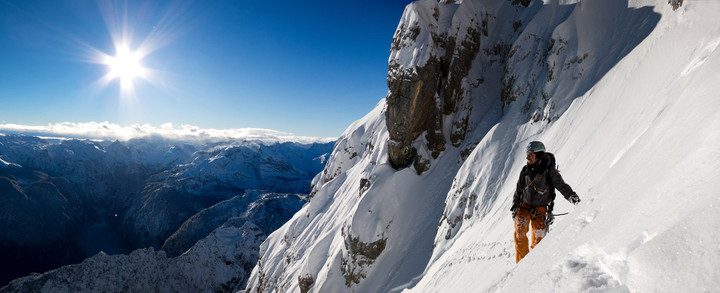 <strong>Felix im letzten Abschnitt kurz vor der Steilstufe genießt die sagenhafte Stimmung. </strong><span><strong>Ausstiegskamine und Rinnen im wahnsinnigen Panorama.</strong> </span><span><span class=>© Timo Moser</span></span>
