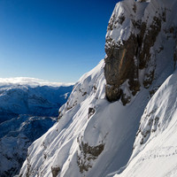 <strong>Felix im letzten Abschnitt kurz vor der Steilstufe genießt die sagenhafte Stimmung. </strong><span><strong>Ausstiegskamine und Rinnen im wahnsinnigen Panorama.</strong> </span><span><span class=>© Timo Moser</span></span>