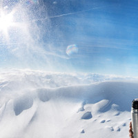 Felix lässt sich den Tee schmecken trotz Schneegestöber