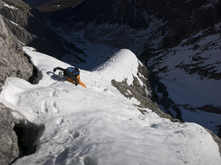<strong>Felix kurz vor der ausgesetzten Querung. </strong><span><strong>Schneestapferei im unteren Teil - Je nach Exposition Schnee oder eben nicht.</strong> </span><span><span class=>© Timo Moser</span></span>