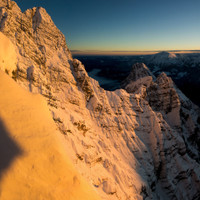 <strong>In Schnee gekleidete Watzmann Ostwand - bei den ersten Sonnenstrahlen starten die Spindrifts. Wir fühlen uns in der Watzmann Ostwand im Winter wie in einer Flanke eines 8000ender</strong><span> </span><span><span class=>© Timo Moser</span></span>