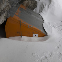 Komplett eingeschneite Biwakschachtel in der Watzmann Ostwand
