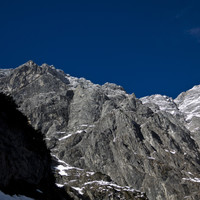 Watzmann Ostwand im Winter - wirkt von unten überraschend schneefrei was sich in der Wand, vorallem im oberen Teil stark ändern wird