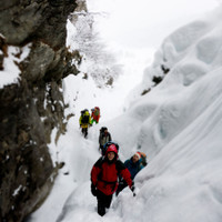 Zustieg über tief eingeschneite Gräben