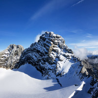 dachstein-westgrat.jpg Der Hohe Dachstein hat schon ein Schneekleid bekommen