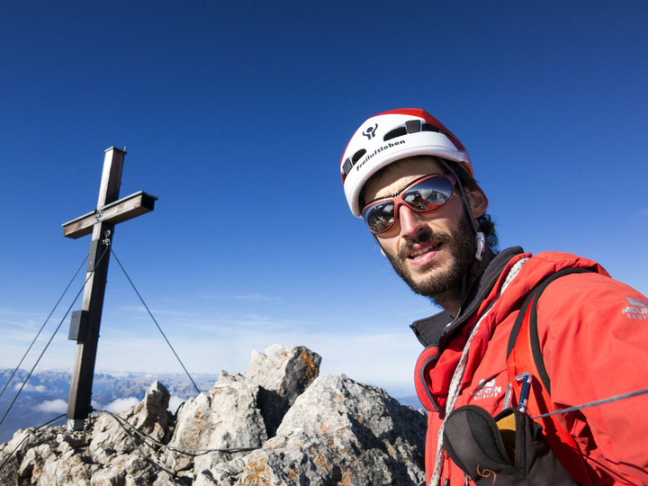<strong>Glücklich am Torstein angekommen und beeindruckt über das Wetter, die Aussicht und den Moment. </strong><span><strong>Nach dem gesamten Windlegergrat in Wolken nun bei Sonne</strong> </span><span class=>© Timo Moser</span>
