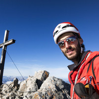 torstein-timo-moser.jpg <strong>Glücklich am Torstein angekommen und beeindruckt über das Wetter, die Aussicht und den Moment. </strong><span><strong>Nach dem gesamten Windlegergrat in Wolken nun bei Sonne</strong> </span><span class=>© Timo Moser</span>