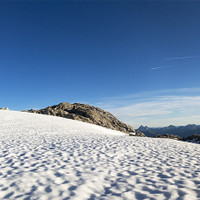 timo-moser-dachsteingletscher.jpg <strong>Über glücklich sitze ich nach 10 h Gratkletterei bei Nachmittagsstimmung, Absturzsicher am flachen Gletscher und genieße den Moment</strong><span><span> </span></span><span><span class=>© Timo Moser</span></span>