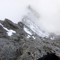 windlegergrat-ausstieg.jpg <strong>Die Wolken werden lichter - der Fels ist zwar nass aber es lässt sich gut klettern </strong><span><strong>trotz Nebel und Nässe</strong> </span><span class=>© Timo Moser</span>