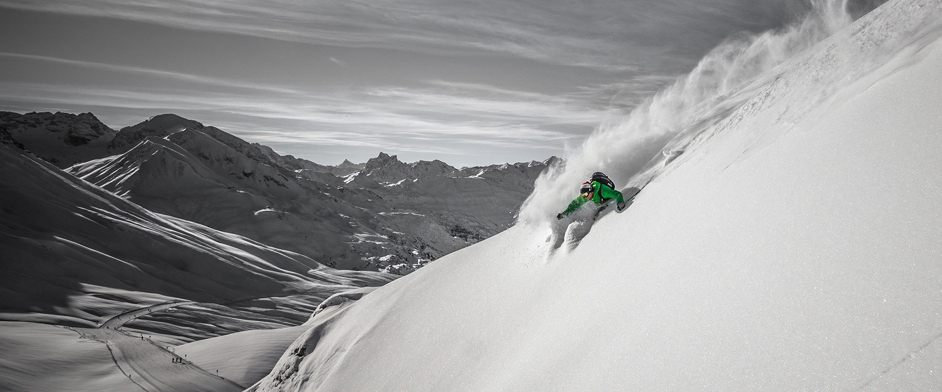 Puggl Christoph zieht langen Turn in Pulverschnee mit Mega-Spread vom Schnee.