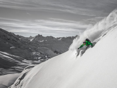 Puggl Christoph zieht langen Turn in Pulverschnee mit Mega-Spread vom Schnee.