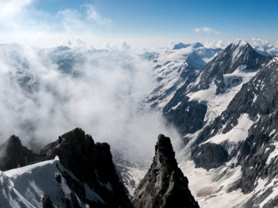 Firngrat mit Tiefblick und Aussicht