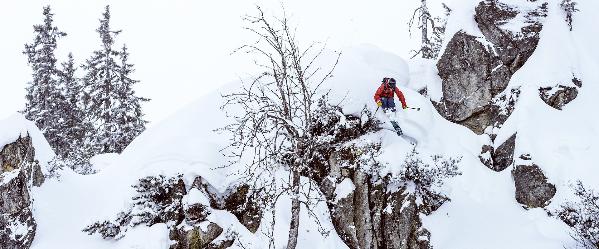 Björn Heregger macht einen Cliff-drop bei einer Freeride-Abfahrt im Gelände