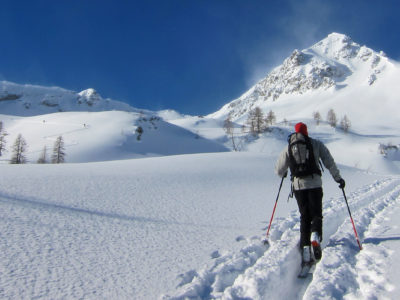 Zwei Skitourengeher im Aufstieg