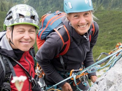 Kletterinnen beim abseilen
