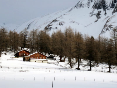 Almhütten im Schnee