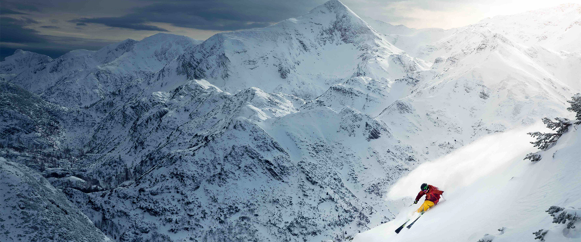 Björn Heregger zieht seine Schwünge bei tiefstehender Sonne im traumhaften Pulverschnee