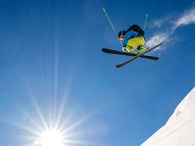 Wechtensprung beim Freeriden / Skifahren am Arlberg im Pulverschnee und Sonnenschein.