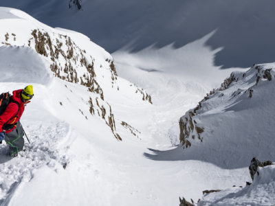 Freerider fährt in ein Couloir am Arlberg in Tirol (Österreich)