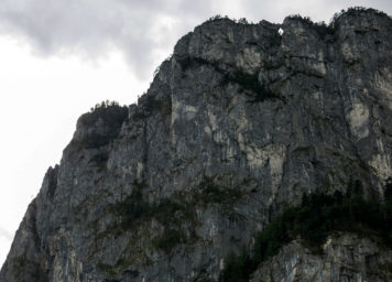 Thumbnail http://Dunkle%20Felswand%20mit%20Drachenloch