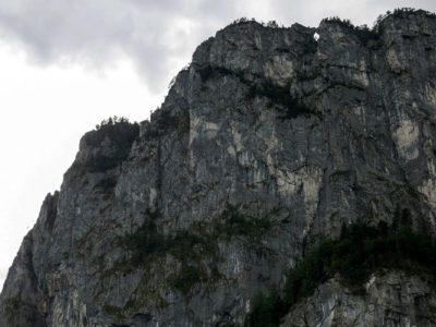 Dunkle Felswand mit Drachenloch