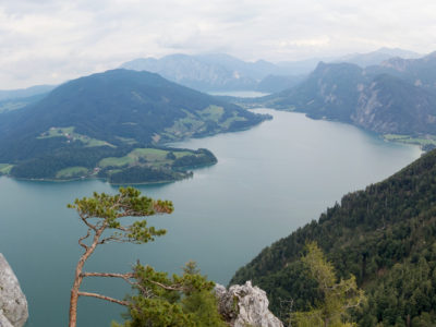 Frau vor Panorama und Seeenlandschaft