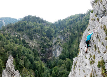 Thumbnail http://Klettersteiggeherin%20auf%20steiler%20Felswand