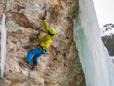 Steiles Drytooling im Eisklettergarten Osttirol