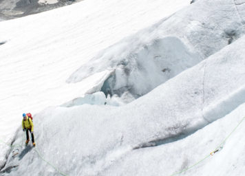 Thumbnail http://Zwei%20Hochtourengeher%20im%20Eis,%20lernen%20das%20Pickeln%20und%20die%20Steigeisentechnik%20in%20einer%20Eisflanke.